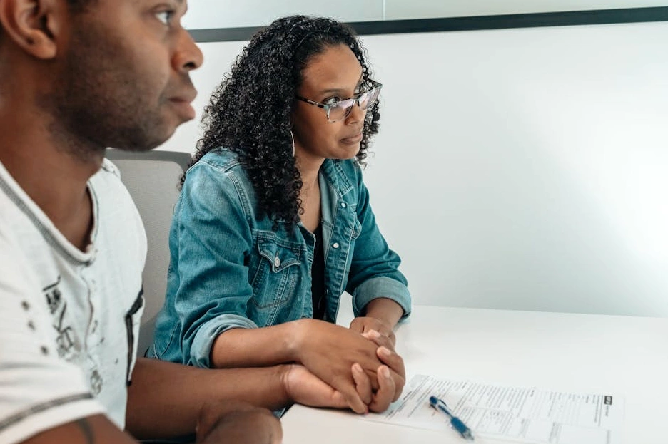 Bütçe tablosu üzerinde çalışan bir çift.